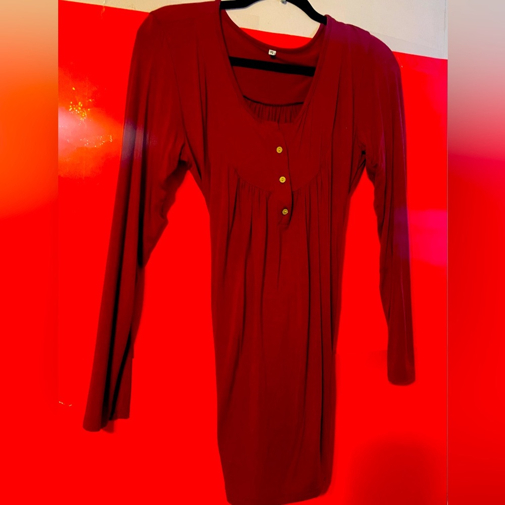 maroon tunic . long sleeved,3 buttons in the front,size xl